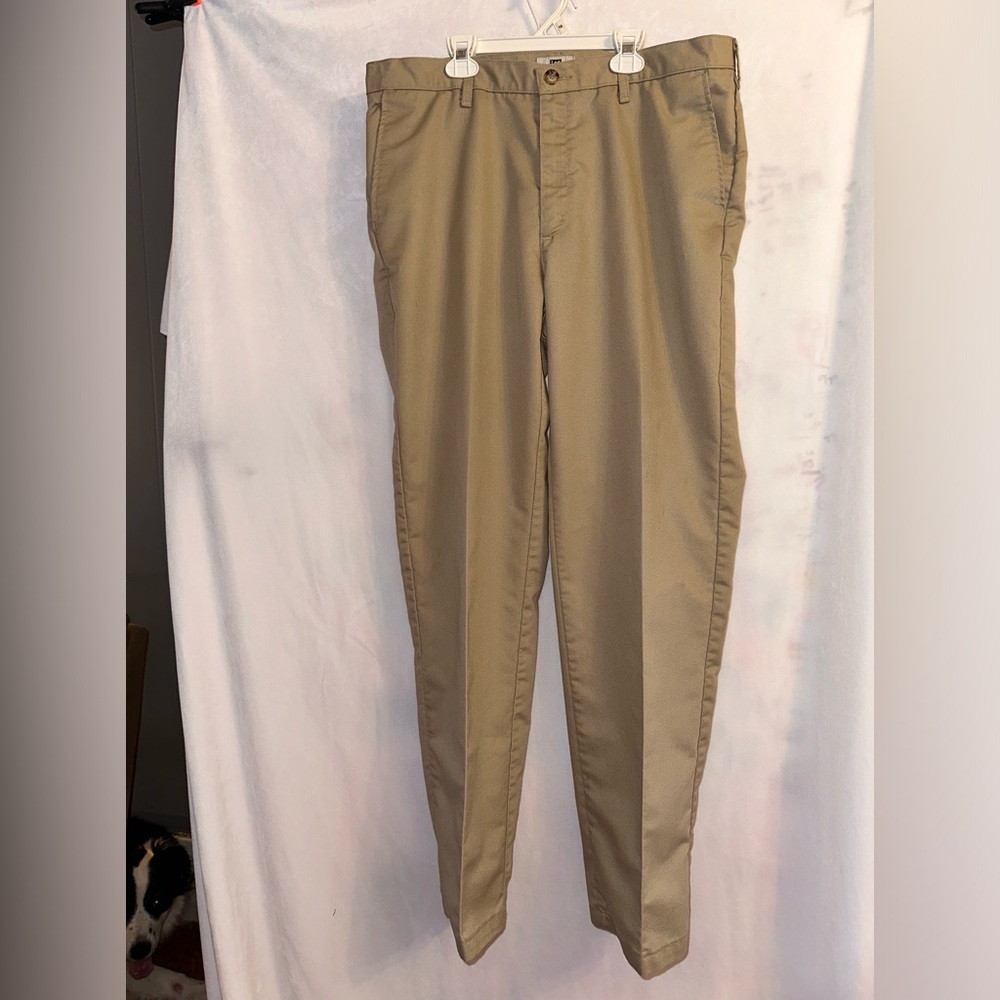 Lee Total Freedom Relaxed Fit Khaki’s (with a crease) Size 36x34 Pants Slacks